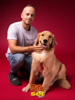 Una delle fotografie realizzate durante lo shooting Pets on Set al Novara DogShow. Foto professionale di un cane con il suo padrone durante Pets on Set al Novara DogShow