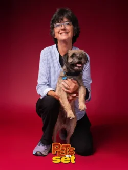 Una delle fotografie realizzate durante lo shooting Pets on Set al Novara DogShow. Foto professionale di un cane con il suo padrone durante Pets on Set al Novara DogShow