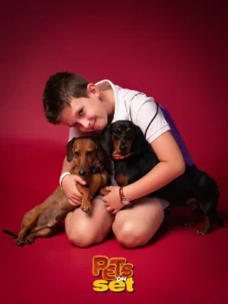 Una delle fotografie realizzate durante lo shooting Pets on Set al Novara DogShow. Foto professionale di un cane con il suo padrone durante Pets on Set al Novara DogShow