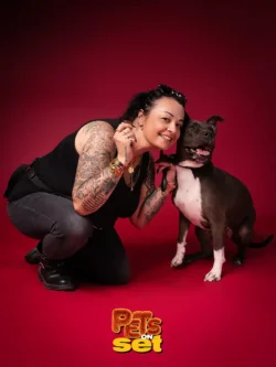 Una delle fotografie realizzate durante lo shooting Pets on Set al Novara DogShow. Foto professionale di un cane con il suo padrone durante Pets on Set al Novara DogShow