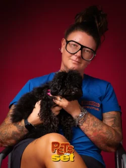 Una delle fotografie realizzate durante lo shooting Pets on Set al Novara DogShow. Foto professionale di un cane con il suo padrone durante Pets on Set al Novara DogShow