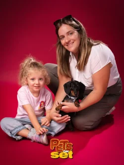 Una delle fotografie realizzate durante lo shooting Pets on Set al Novara DogShow. Foto professionale di un cane bassotto con il suo padrone durante Pets on Set al Novara DogShow