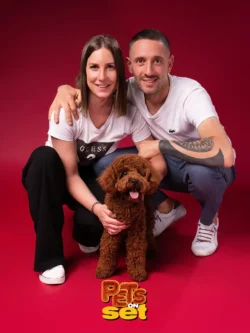 Una delle fotografie realizzate durante lo shooting Pets on Set al Novara DogShow. Foto professionale di un cane con il suo padrone durante Pets on Set al Novara DogShow