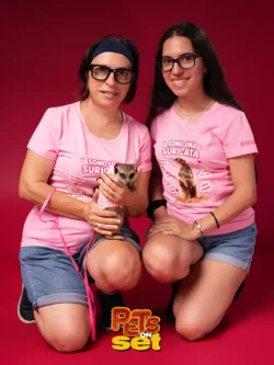 Una delle fotografie realizzate durante lo shooting Pets on Set al Novara DogShow. Foto professionale di un suricata con le sue padrone durante Pets on Set al Novara DogShow