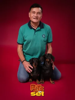 Una delle fotografie realizzate durante lo shooting Pets on Set al Novara DogShow. Foto professionale di due bassotti con il loro padrone durante Pets on Set al Novara DogShow