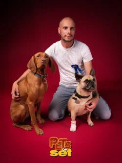 Foto professionale di un cane con il suo padrone durante Pets on Set al Novara DogShow