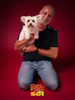 Una delle fotografie realizzate durante lo shooting Pets on Set al Novara DogShow. Foto professionale di un cane con il suo padrone durante Pets on Set al Novara DogShow